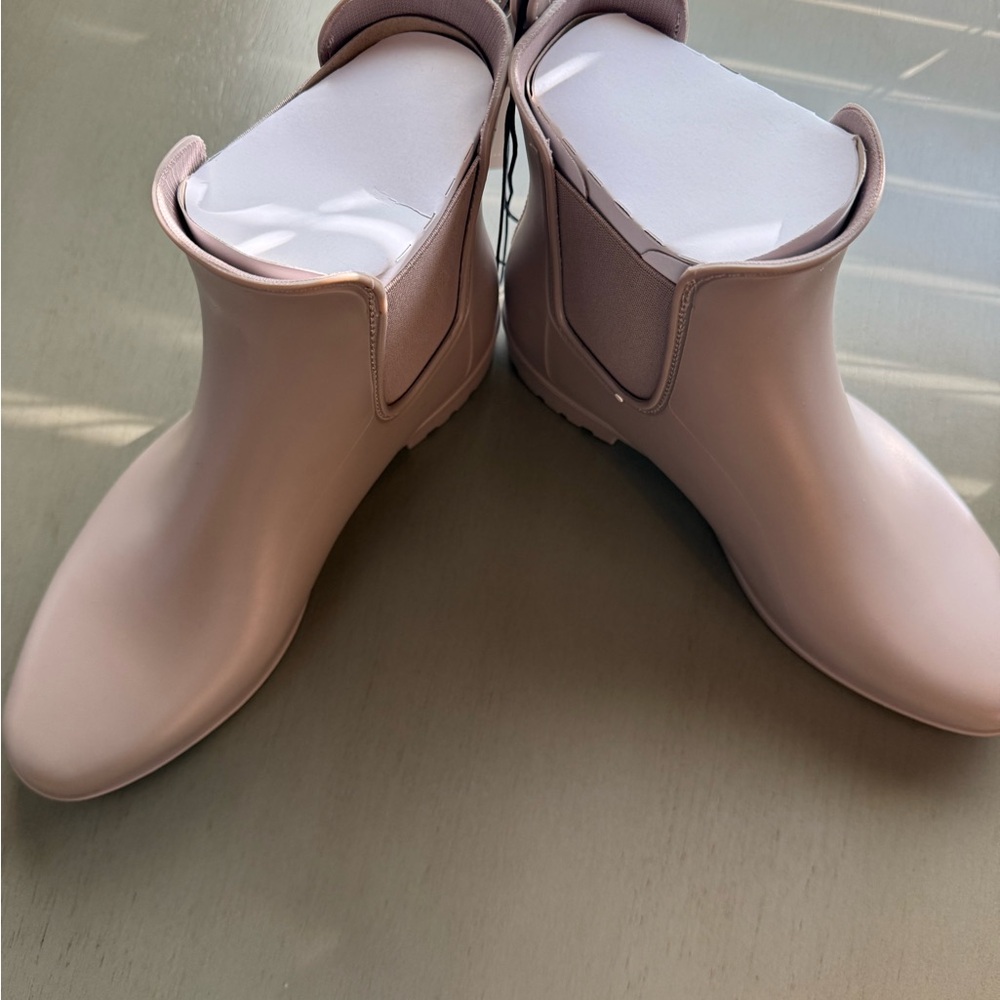 NWT Size 9 Chelsea Elegant Women's Toupe Rain Boots